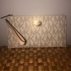 Micheal Kors Wristlet